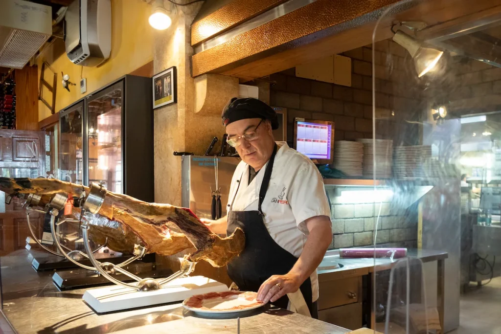 Jamón iberico al corte en Can Pedro Restaurante